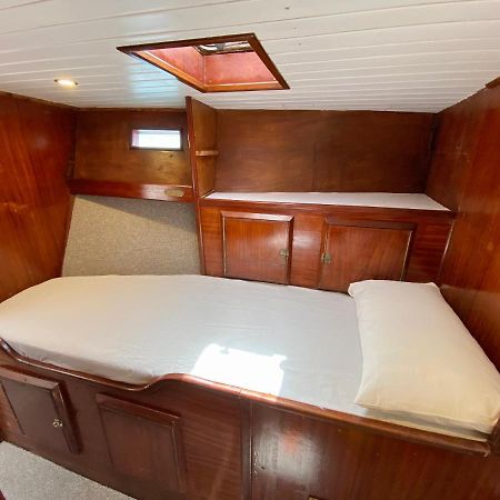 Отель Fantastico Velero En Barcelona Сан-Адриан-де-Бесос Экстерьер фото